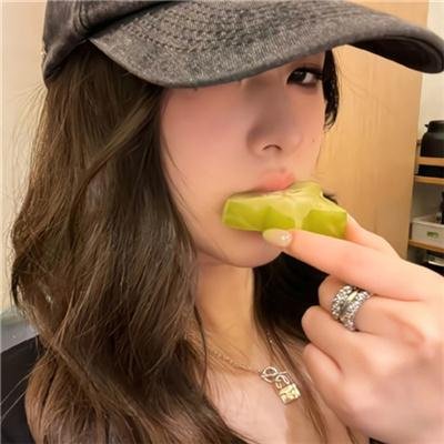 色肉毒蝎女